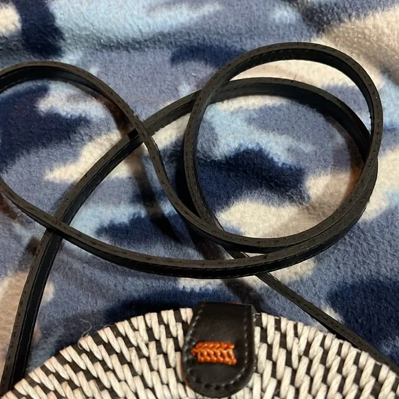 BLACK/WHITE ROUND RATTAN ROUND CROSSBODY BAG - Picture 2 of 7